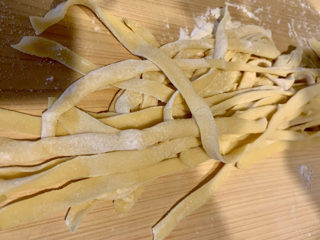 カットしたぐるぐるの麺を伸ばして