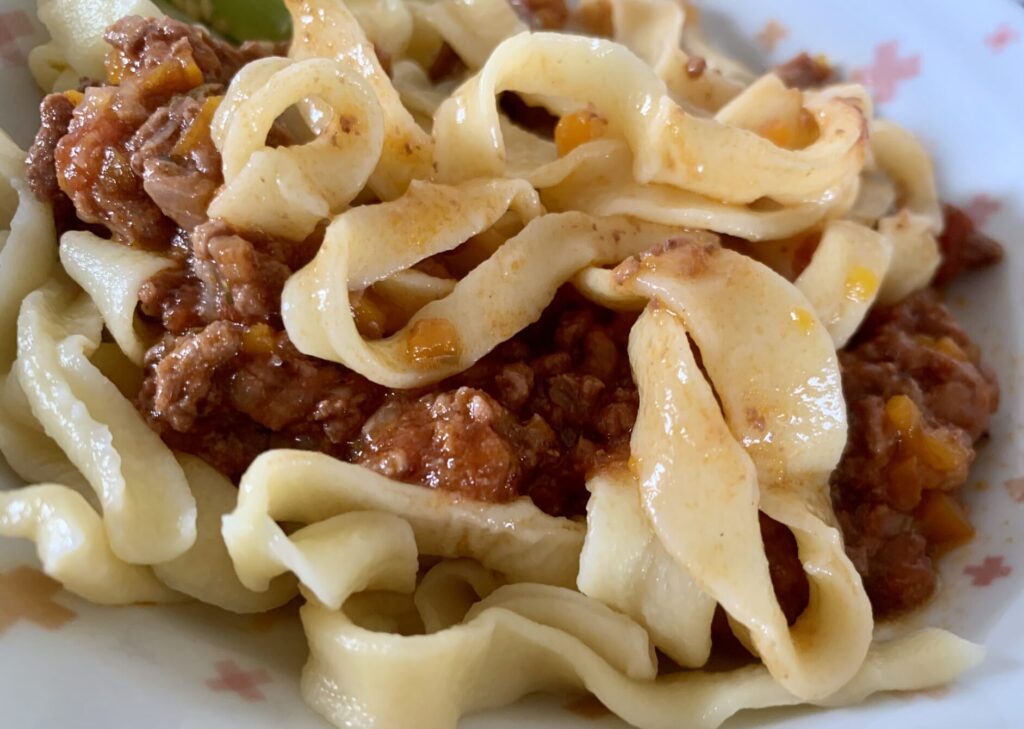 生パスタ麺でボロネーゼ