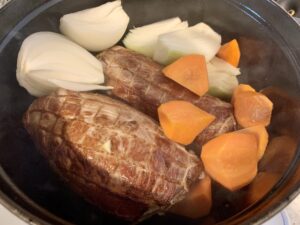 チャーシュに投入野菜を炒めます