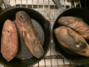 焼き加減を確認しながら向きを調整