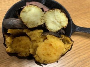 スキレットで焼いたホクホク甘い焼きいも