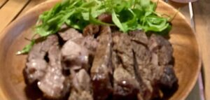 厚切りステーキとサラダを一緒に