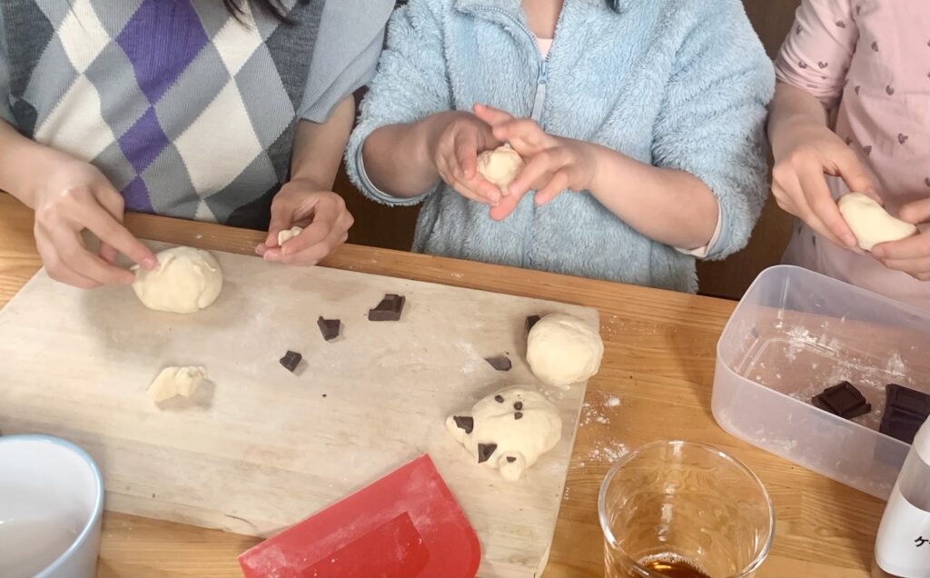 子供たちがパン作り