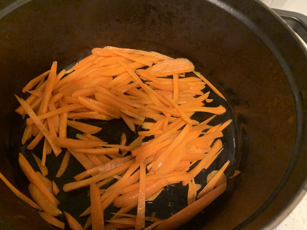 にんじんを炒める