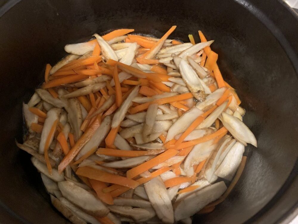 ごぼうを炒める