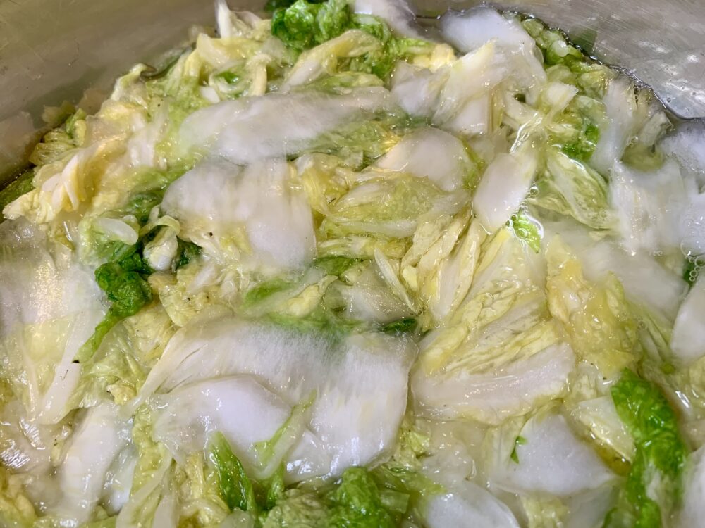 白菜を塩で水抜き