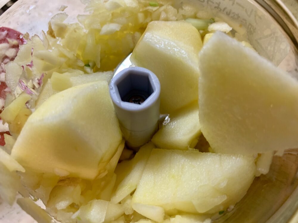 生姜、ニンニク、りんごをフードプロセッサー