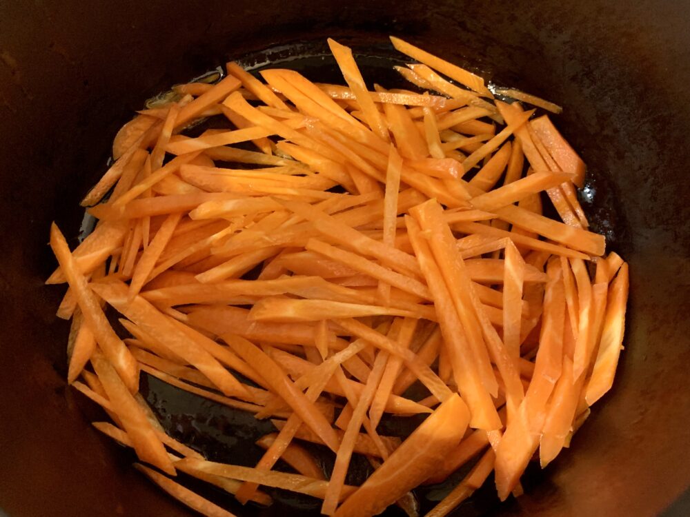 にんじんを軽く炒める