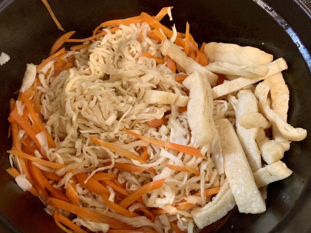 油揚げと切干大根を投入