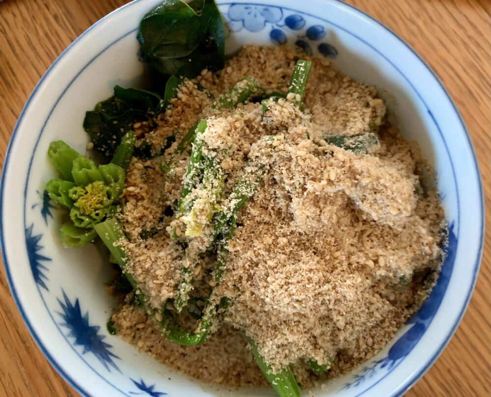 すりごま、醤油と酢を混ぜる