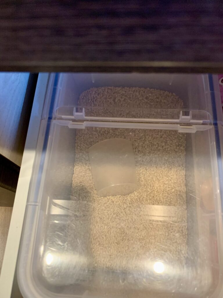 すぐしたの引き出しに玄米を収納