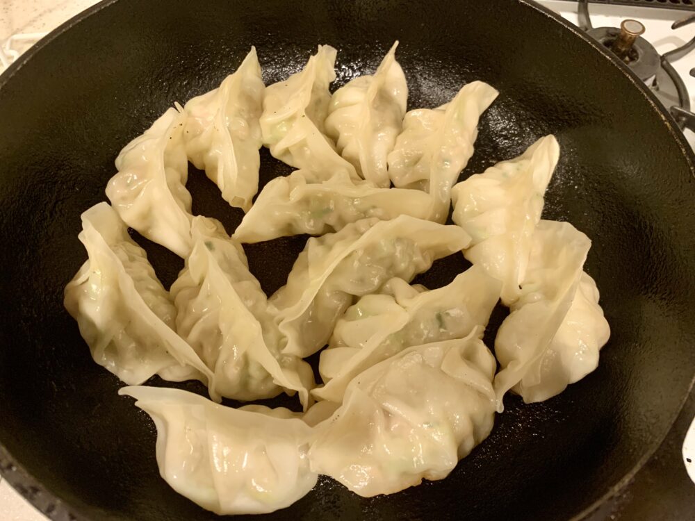 おもいフライパンで焼いた餃子