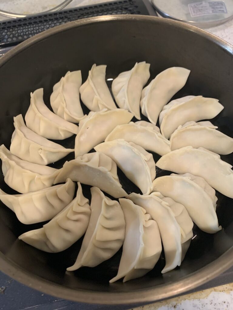 餃子鍋に並べた餃子