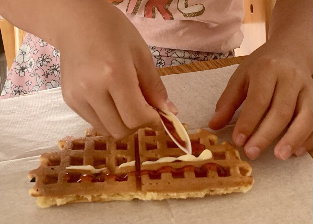 子供達が好きなソースをかける