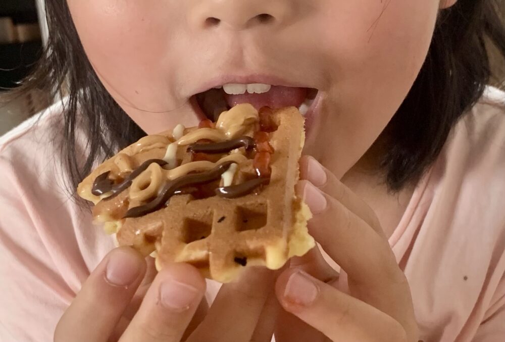 絶品ワッフルをパクリ