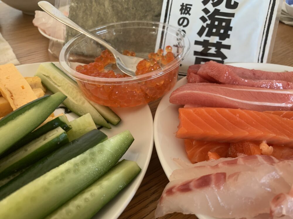 海苔、酢飯、新鮮な刺身や好みの具材を準備