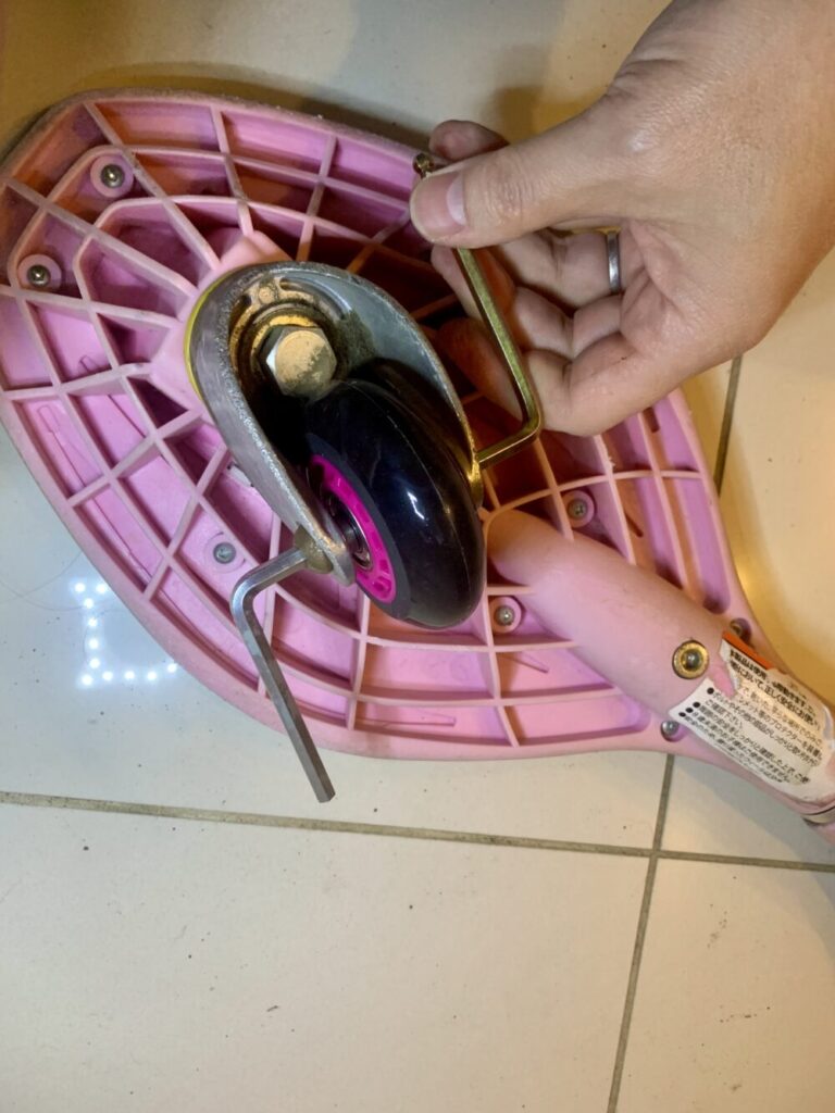 この方向で六角レンチを押して