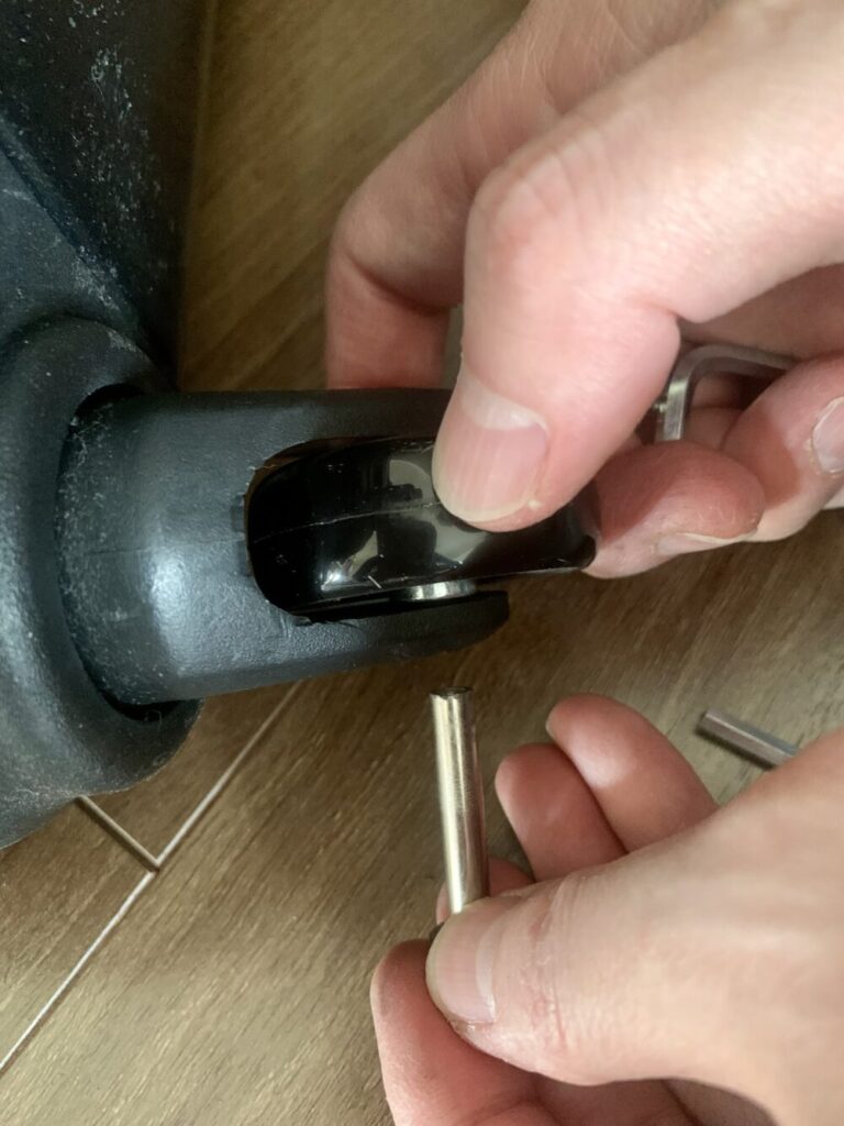 ネジを仮付け
