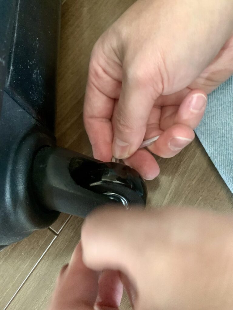 六角ネジでタイヤを
固めくつける