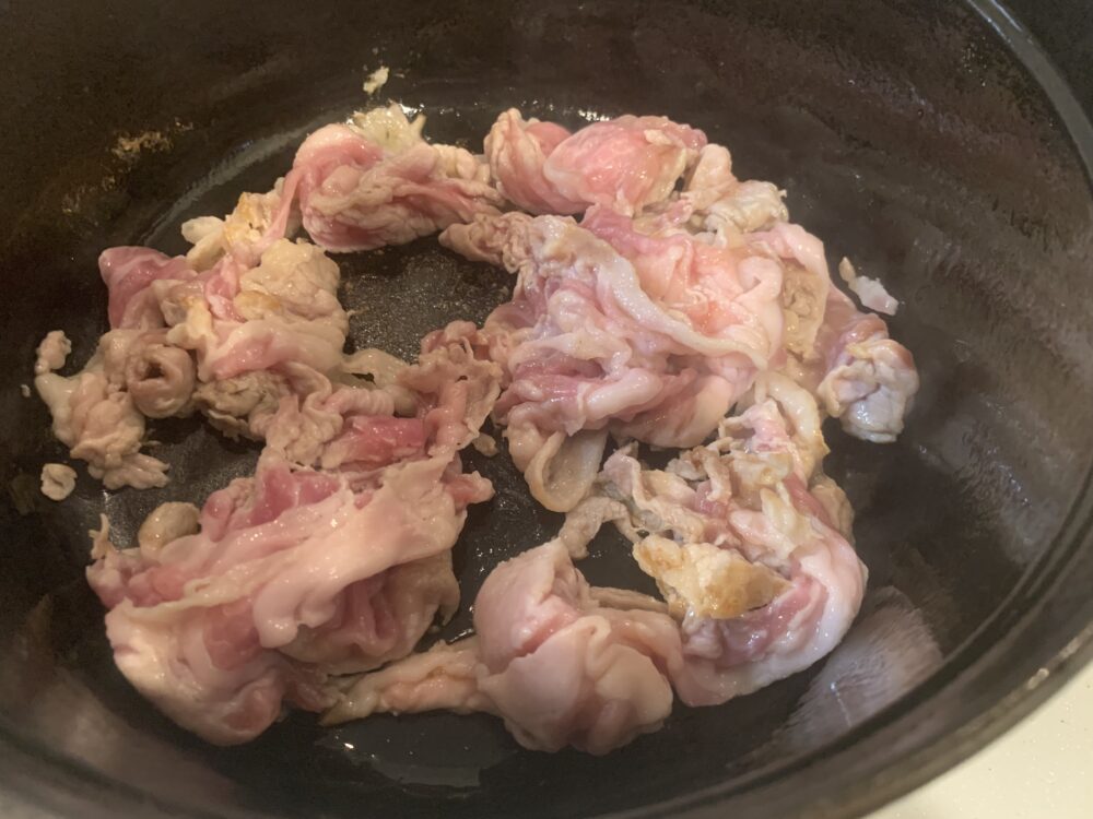 肉を炒める