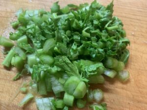 大根の葉っぱを千切りにします。