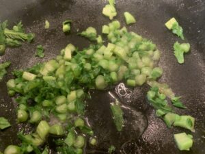 温めた鍋にごま油をひき、葉っぱを炒めます