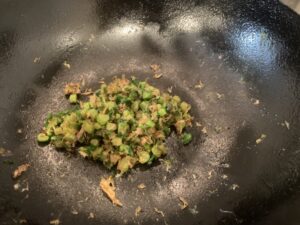水分が飛んだらかつお節を加えます。