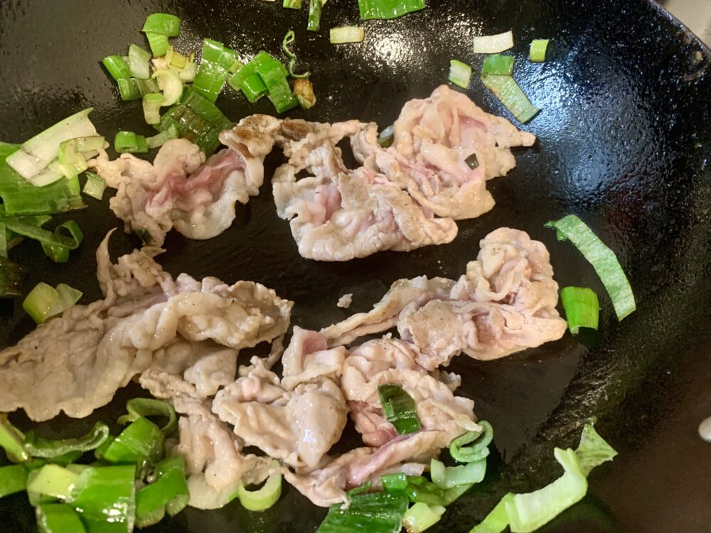 色が変わるまで豚肉を炒める