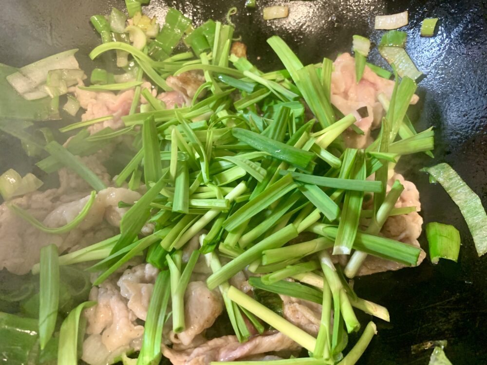 ニンニクの葉を加える