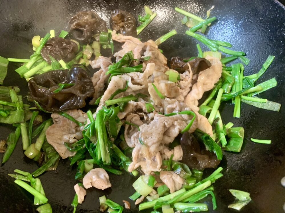 塩を加えて軽く混ぜ合わせ、火を止めて完成