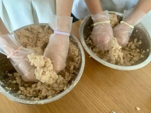 大豆を潰す