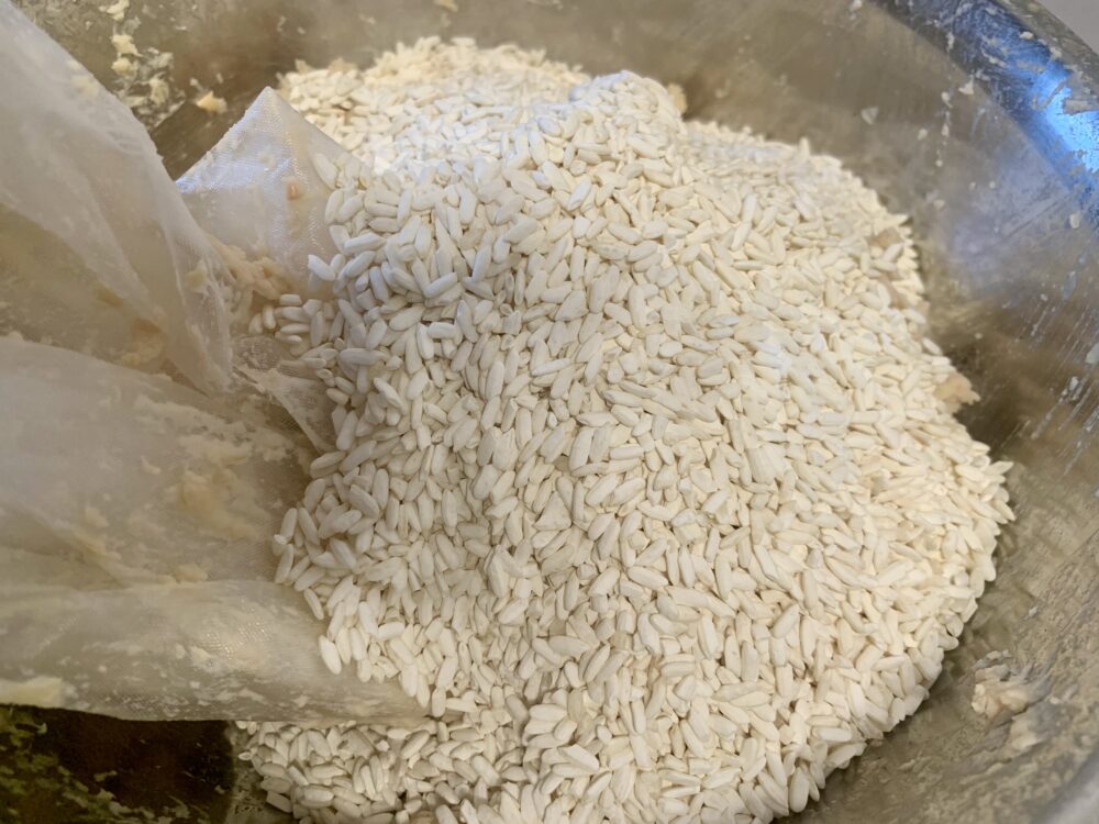米麹を入れる