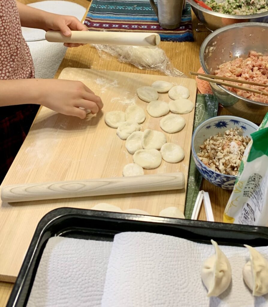子供たちが包んだ個性あふれる餃子が楽しみのひとつ