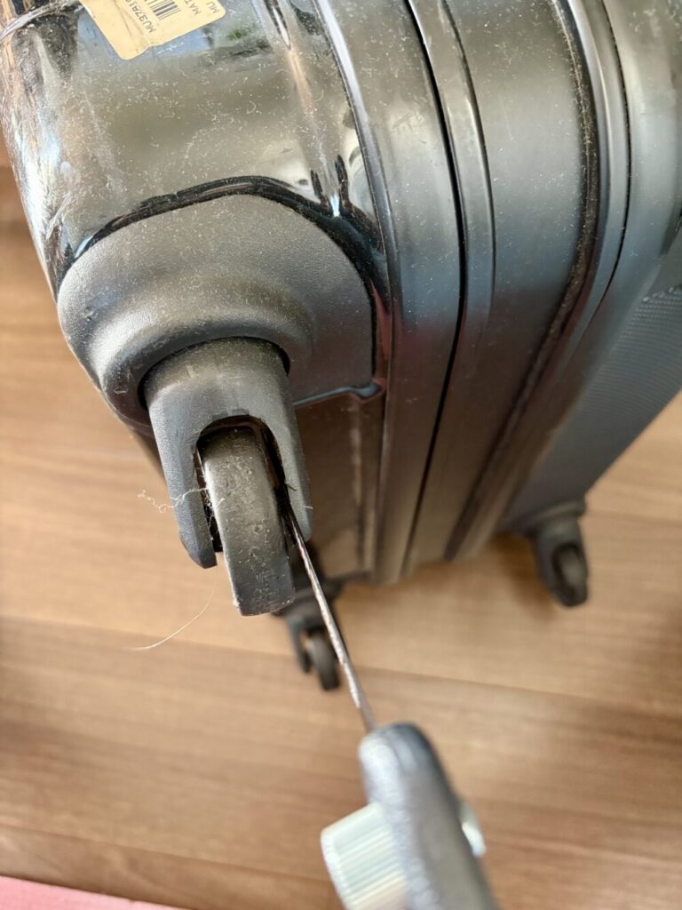 金切鋸で頑張って切っている