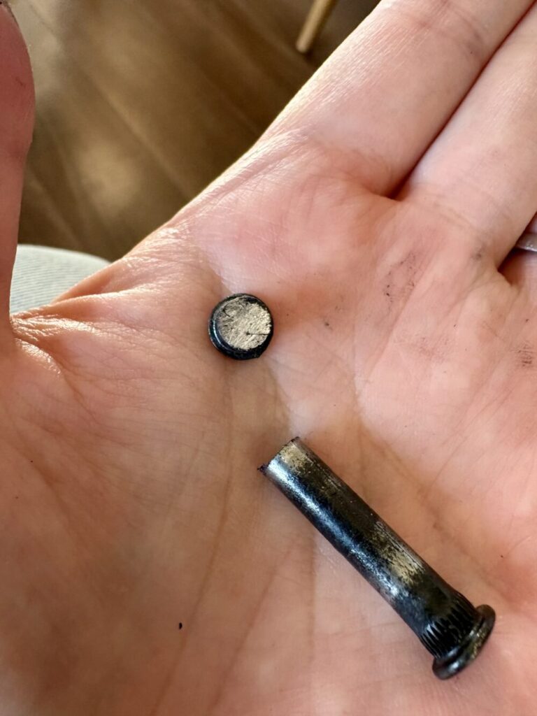 切断した古いネジ