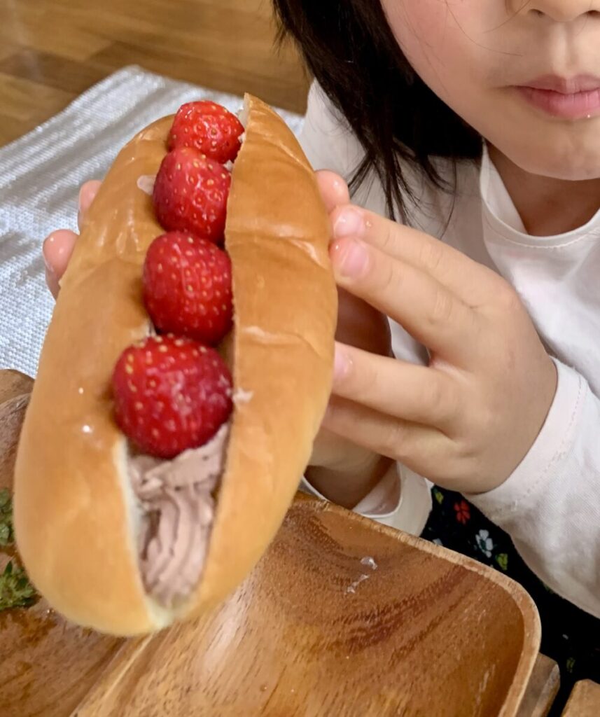 パンにクリームと果物