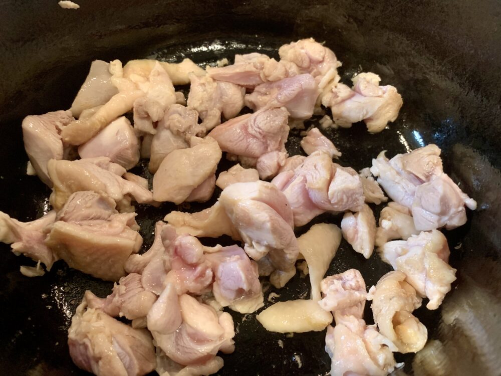 とりももを炒める