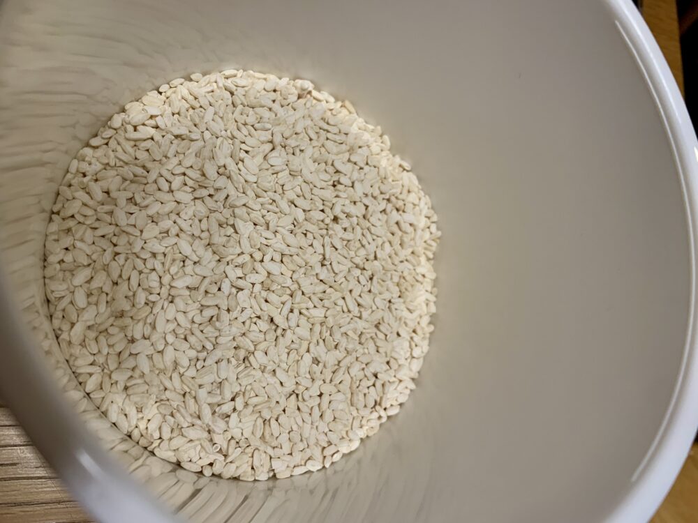容器に乾燥米麹を入れ、よくほぐす。
