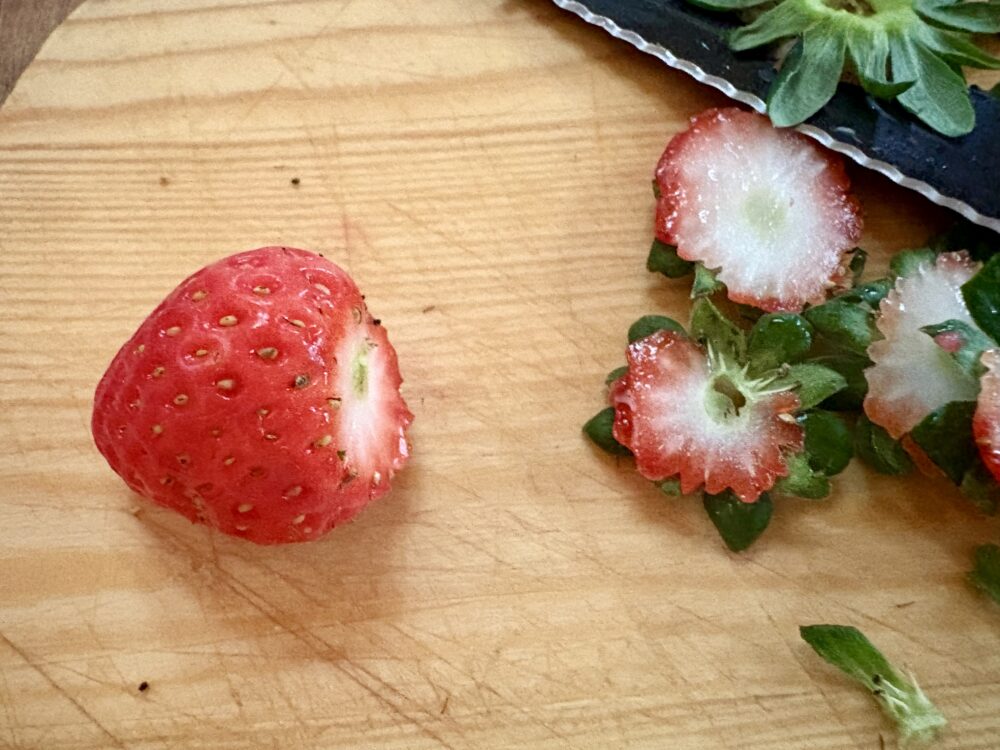 いちごのヘタとり