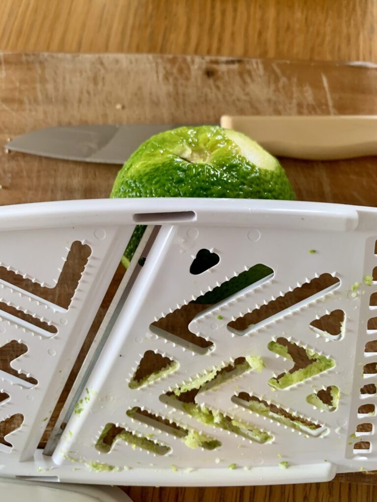 ゆずの皮をすりおろす
