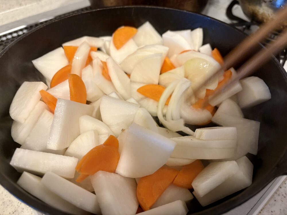 野菜を炒める