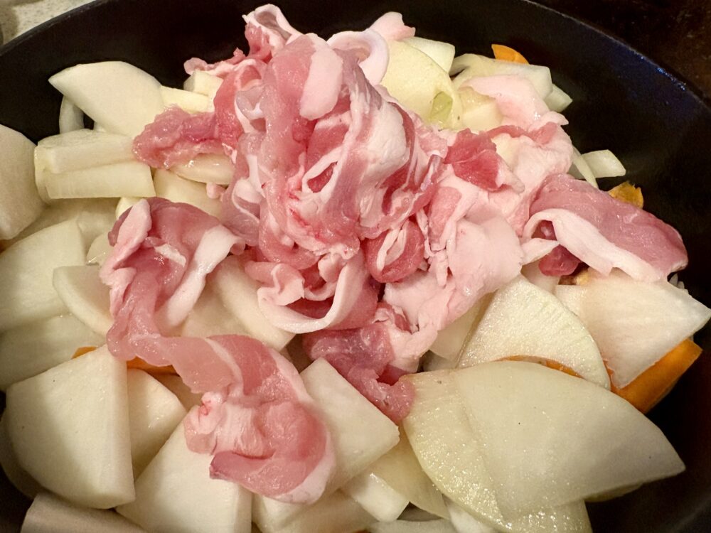 豚肉を入れる