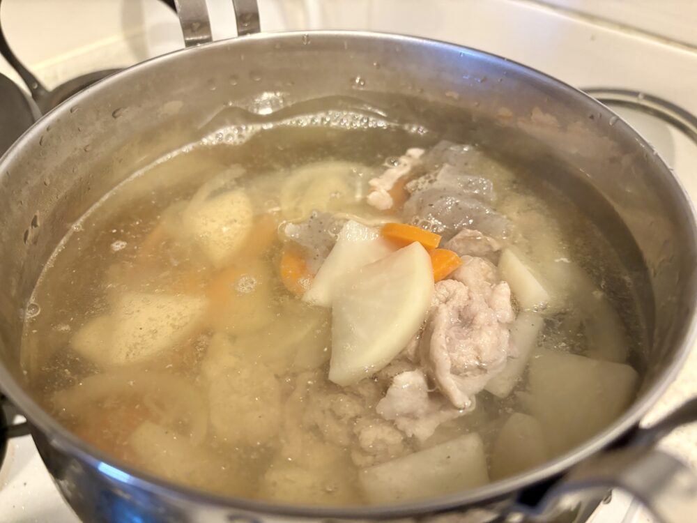 煮込む