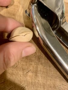 銀杏の殻を縦に少し割ります